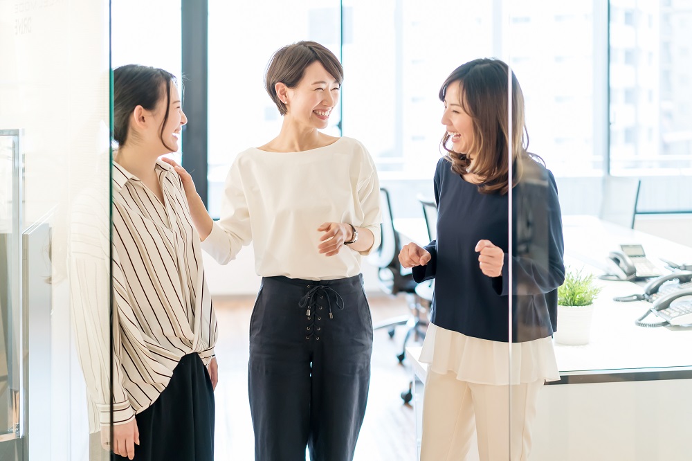 女性社員３人の会話風景