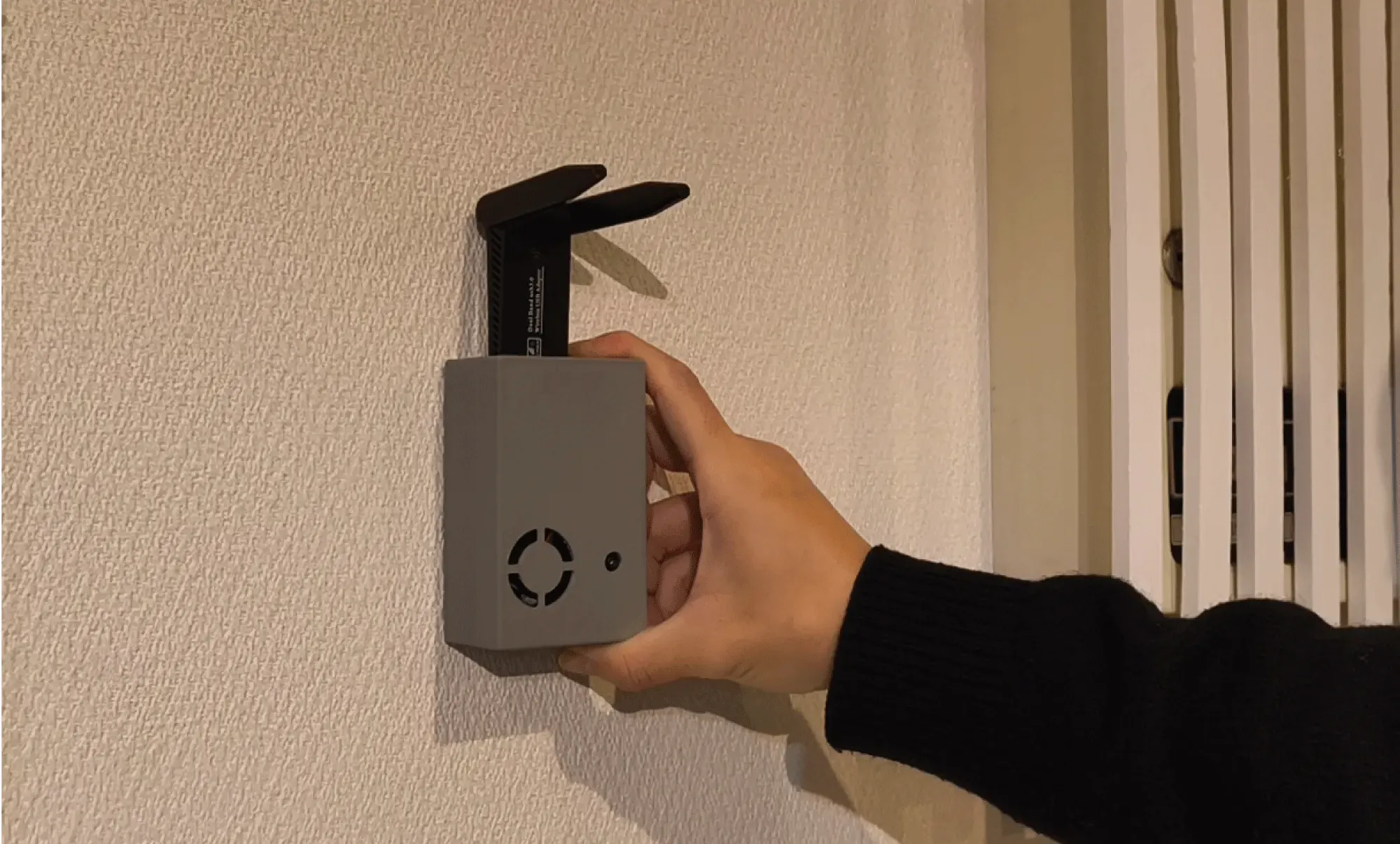 スポーツフォーム解析システム WOLFY専用カメラの壁面設置例